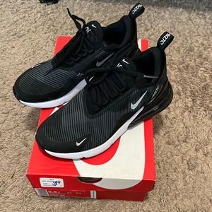 Nike air max 270 size 5 1/2Y